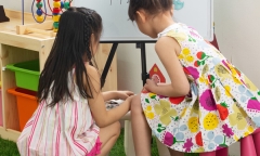 Bé gái 3 tuổi bị các bạn trong lớp xa lánh, nguyên nhân từ chiếc váy 