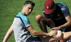 Tin World Cup 2014: Van Persie bị treo giò, Uruguay nhận tin sốc