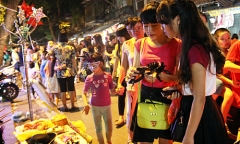 Nhộn nhịp mua sắm tại phố Hàng Mã trước thềm Halloween