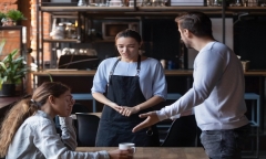 Bị gọi là thím, người phụ nữ tức giận không chịu trả tiền bữa ăn