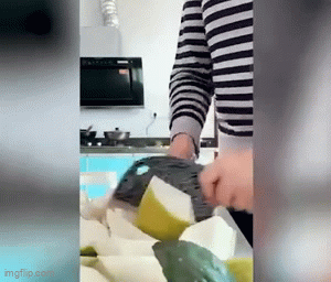 Gọt quả bưởi mãi không thấy ruột, chị gái nhận về thành phẩm 