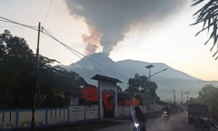 Núi lửa tại Indonesia phun trào khiến hàng ngàn người sơ tán, sân bay đóng cửa