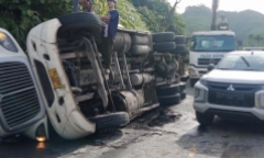 Tin tức tai nạn giao thông mới nhất ngày 17/1: Lật xe đầu kéo trên đường Hồ Chí Minh gây ùn tắc nghiêm trọng