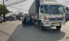 Tin tức tai nạn giao thông mới nhất ngày 19/1: Xe tải ôm cua va chạm xe máy, một người phụ nữ tử vong