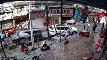Clip: Con trai suýt ngã cầu thang may mắn được bố giải cứu kịp thời
