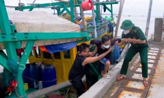 Cứu hộ thành công 5 ngư dân gặp nạn trên vùng biển Sóc Trăng