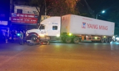 Tin tức tai nạn giao thông mới nhất ngày 24/6:  Container va chạm với hai xe mô tô, 5 người bị thương