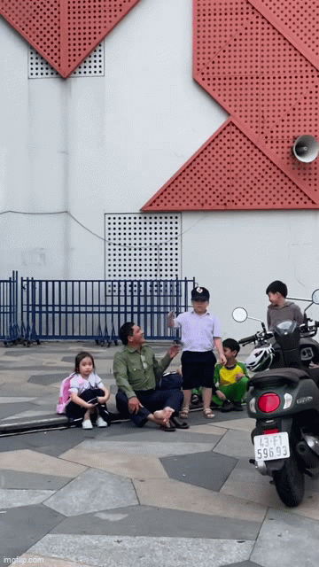 Video: Bác bảo vệ dù hết giờ làm vẫn nán lại trường để vừa chơi đùa, vừa cùng các bạn nhỏ đợi bố mẹ đến đón