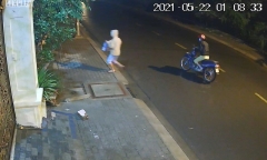 Nghe thấy tiếng khóc, kiểm tra phát hiện bé sơ sinh giữa bãi đất trống: Camera thu hình ảnh bất ngờ