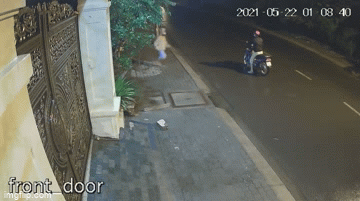 Video: Khoảnh khắc bé trai sơ sinh bị 2 người phụ nữ bịt mặt, bỏ lại ở khu đất trống
