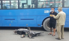 Tin tức tai nạn giao thông ngày 7/6/2021: Bị cuốn vào gầm xe buýt, người đàn ông may mắn thoát chết
