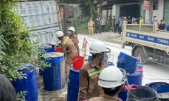 Lật container gần khu dân cư, hàng chục tấn axit tràn ra đường