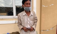Đi bộ 16 ngày về quê, người đàn ông bật khóc khi nhận được hơn 7 triệu tiền quyên góp