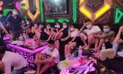 Bắt quả tang 30 người tụ tập hát hò tại phòng VIP 5 quán karaoke ở Phú Thọ