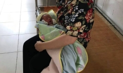 Bé sơ sinh 2 ngày tuổi bị bỏ rơi trước cổng nhà dân: Mảnh giấy trong chiếc giỏ màu hồng ghi gì?