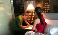 Bắt quả tang chủ nhà nghỉ kiêm môi giới mua bán dâm: 