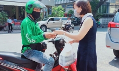 Nhiều trạm y tế ngừng xét nghiệm miễn phí, shipper ở TP.HCM không thể giao hàng