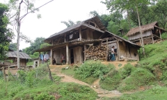 “Khối bom đất đá” nặng hàng tấn đe dọa người dân sau trận mưa lũ