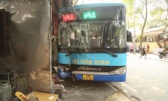 Tin tức tai nạn giao thông mới nhất ngày 15/3: Xe buýt lao vào quán bún chả ở Hà Nội