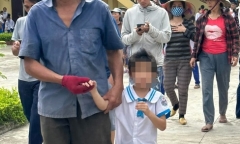 Hi hữu: Bé gái 6 tuổi ngủ quên trong tủ đựng đồ, cả xã hốt hoảng đi tìm