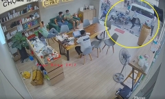 Đến cửa hàng điện thoại bằng xe cứu thương, vị khách khiến chủ cửa hàng muốn