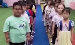 Cô giáo tổ chức chơi trò ghép đôi, cậu bé gạt tay tới 3 bạn nữ và cái kết 