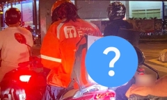 Shipper dán tờ thông báo sau thùng hàng khiến cộng đồng mạng 