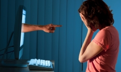 Bà mẹ nhắn tin quấy rối con gái ruột suốt hơn 1 năm