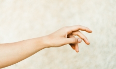 Bé trai bị dập nát tay vì kẹt vào máy trộn bê tông ở công trình xây dựng