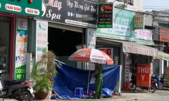 Đi học về, con gái phát hiện mẹ bị thương, cha tử vong trong tư thế treo cổ ở tiệm spa