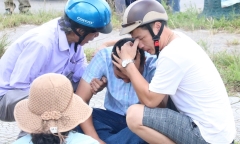 Tai nạn thương tâm ở Huế: Chồng gào khóc bên thi thể vợ mang bầu và 2 con nhỏ