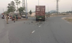 Tai nạn giao thông nghiêm trọng ở Bình Dương, 2 nam công nhân tử vong dưới gầm xe container