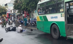 Xót xa cảnh người cha hoảng loạn ôm thi thể con gái gào khóc giữa đường sau tai nạn