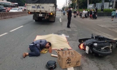 Xót lòng cảnh chồng ôm thi thể vợ gào khóc thảm thiết giữa đường sau tai nạn