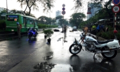 Văng vào làn ô tô sau tai nạn, người đàn ông nước ngoài tử vong