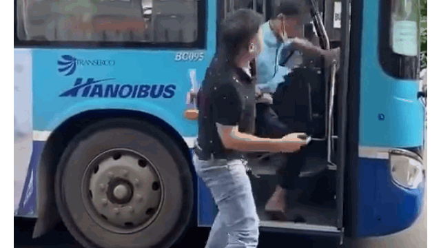 Vụ clip phụ xe buýt bị túm cổ áo, đe dọa giữa phố Hà Nội: Lời kể hoảng hốt của người trong cuộc