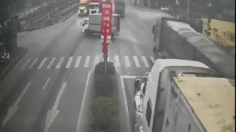 Kinh hoàng khoảnh khắc container đâm trực diện xe tải, hất văng lên vệ đường