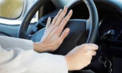 Đi xe bấm còi inh ỏi bị phạt bao nhiêu tiền?