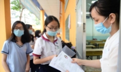 Thi tốt nghiệp THPT 2022: Vì sao đồ dùng, tư trang của thí sinh để cách phòng thi 25m?