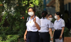 Thi vào lớp 10 ở TP.HCM: Phụ huynh, học sinh ôm nhau khóc vì... điểm thấp