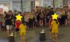 Xôn xao clip hai em nhỏ được ghép đôi và hôn nhau giữa phố đi bộ