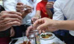 Thanh niên 18 tuổi cầm dao phay chém bạn nhậu 41 tuổi tử vong tại chỗ