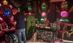 Lật tẩy bí mật trong quán karaoke - massage Hoài Thu 2