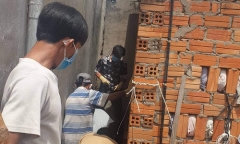 Phát hiện thi thể người đàn ông nằm khe hở giữa 2 căn nhà
