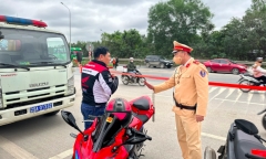 CSGT đón lõng, xử lý nghiêm tình trạng xe máy đi vào Đại lộ Thăng Long