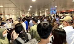 Hàng trăm người chen chân làm thủ tục ở sân bay Tân Sơn Nhất