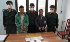 Ôm một chăn bông chứa 10 bánh hêrôin đi giao dịch thì bị bắt