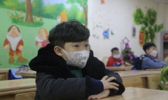Học sinh tiểu học ngoại thành Hà Nội ngày đầu trở lại trường: Bỡ ngỡ ngày gặp lại thầy cô