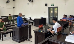 Leo lên cột cờ phát livestream, nam thanh niên lãnh án tù