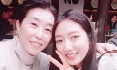 Nữ diễn viên The Heirs đăng ảnh cùng Park Shin Hye, gửi lời chúc phúc đến 'con gái' 